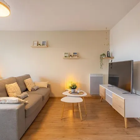 Bright With Terrace And Parking Apartment *