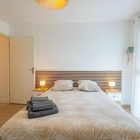 Bright With Terrace And Parking * Merignac (Gironde)