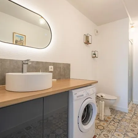 Bright With Terrace And Parking * Merignac (Gironde)