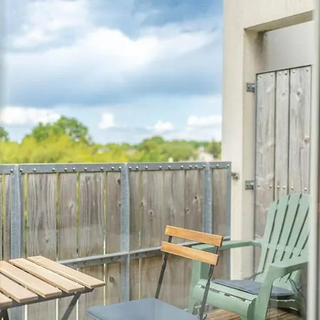 Bright With Terrace And Parking Apartment *