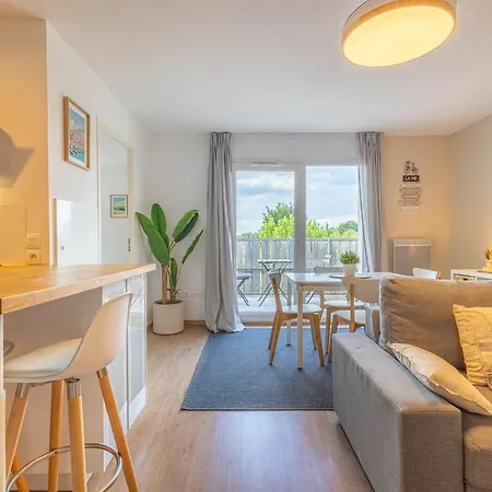 Bright With Terrace And Parking Apartment *